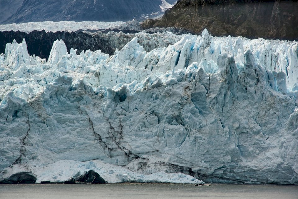 Ледник Маржери в леднике пазл онлайн