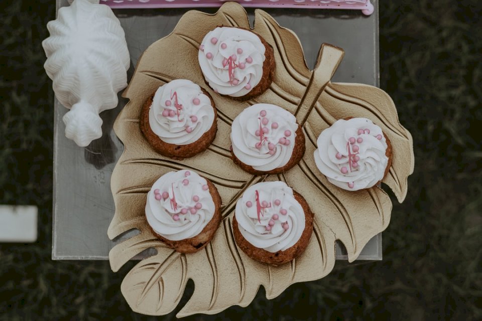 Lovely cupcakes on a leaf jigsaw puzzle online