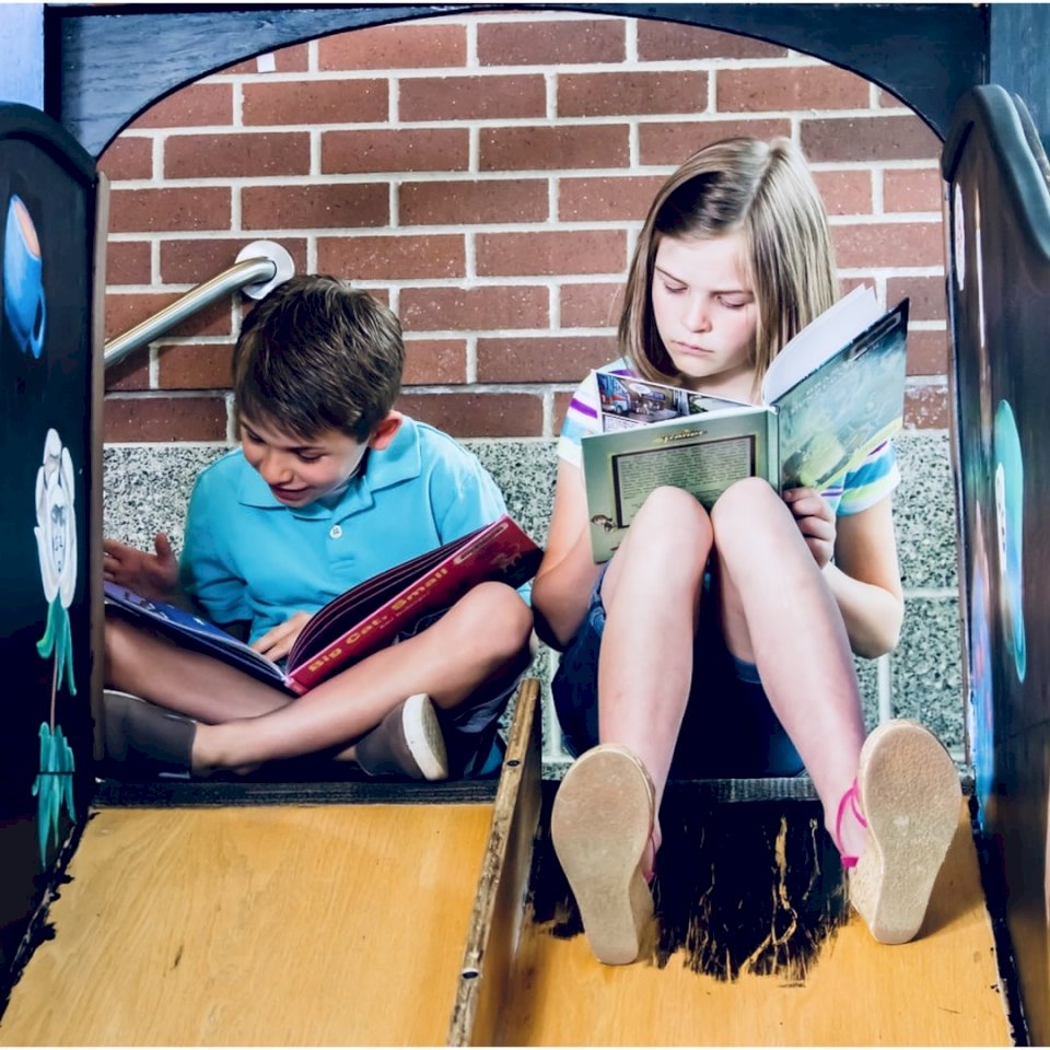 Två barn slukar böcker pussel på nätet
