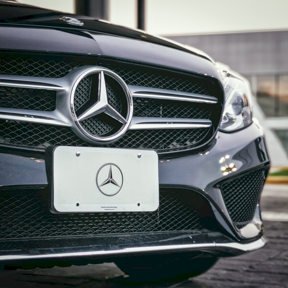 Une Mercedes Benz noire est assise puzzle en ligne