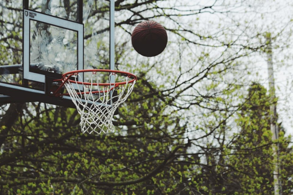 Basketbal přes obruč skládačky online