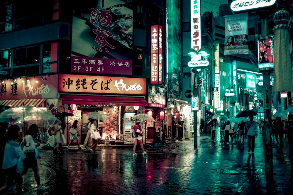 Guarda-chuvas em uma rua movimentada quebra-cabeças online