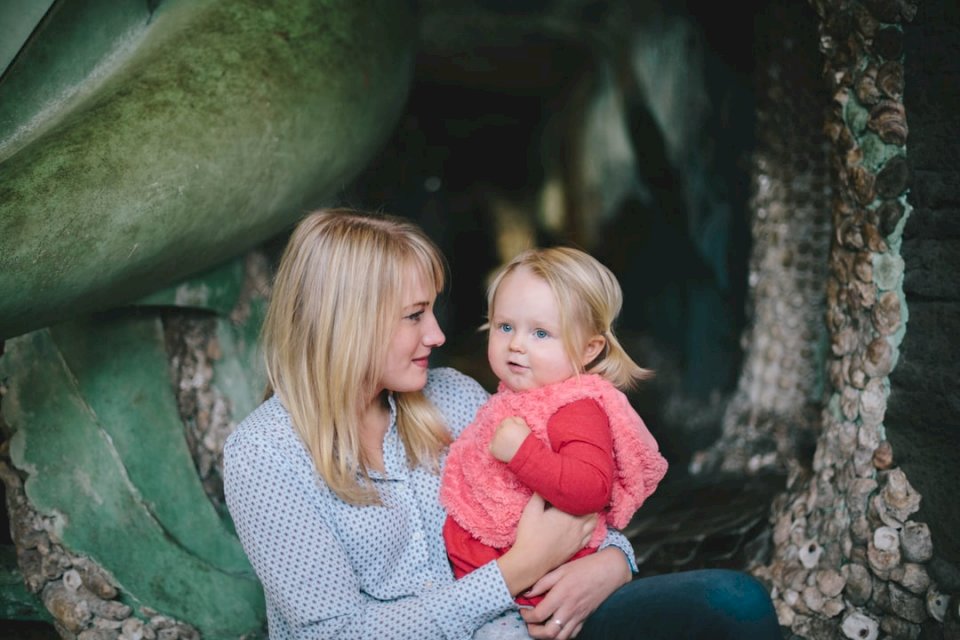 Блондинка мать и ребенок пазл онлайн