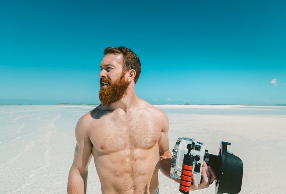Muž s kamerou na pláži skládačky online