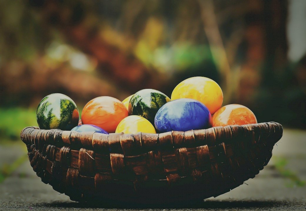 Una canasta con huevos de Pascua. rompecabezas en línea