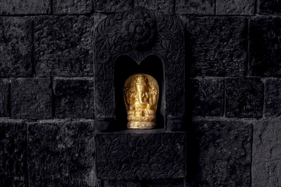 Gold colored Ganesh figurine online puzzle