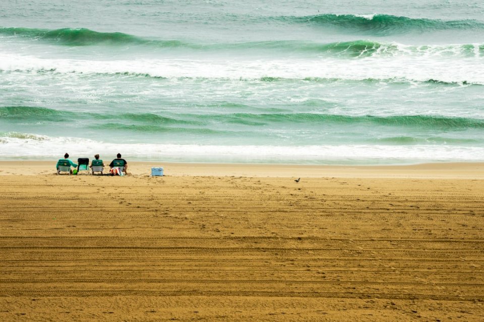 Una familia lleva a la playa rompecabezas en línea
