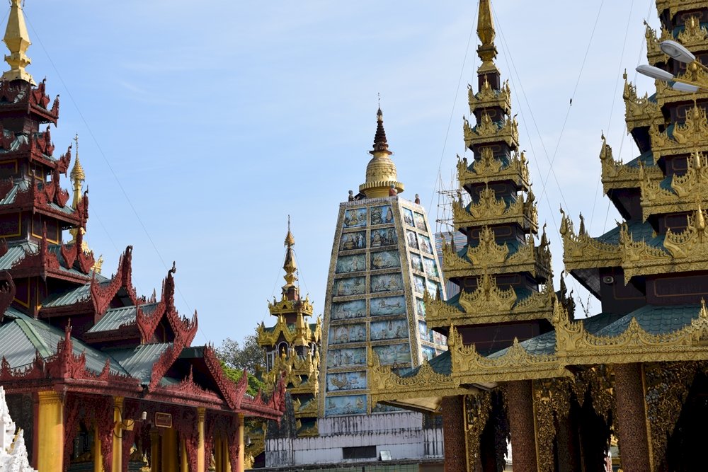 Umgebung der großen Yangon Stupa Online-Puzzle