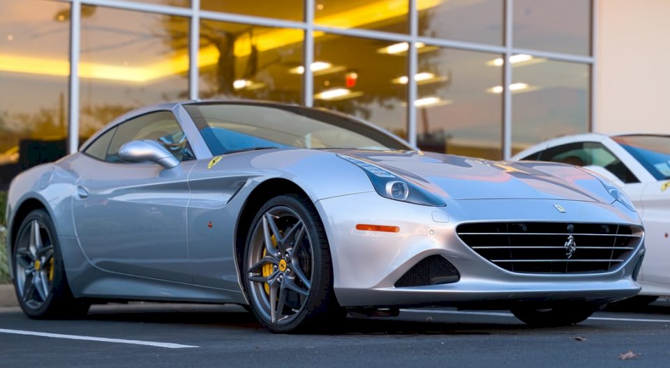 Zilveren Ferrari California in legpuzzel online