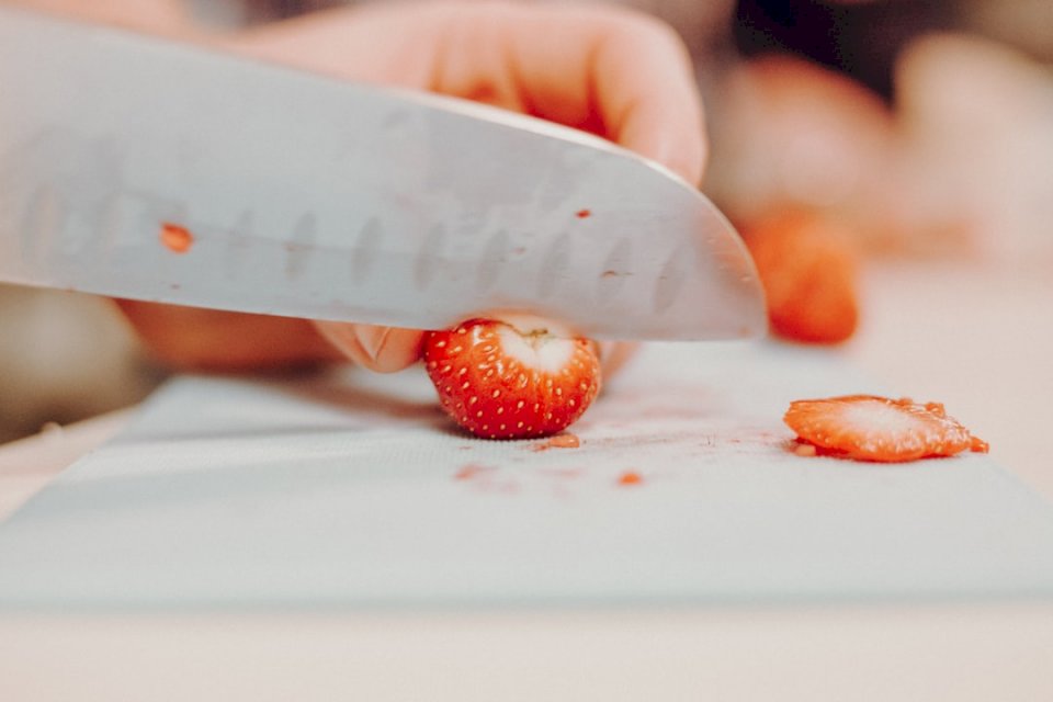 Strawberry, Knife, cutting jigsaw puzzle online