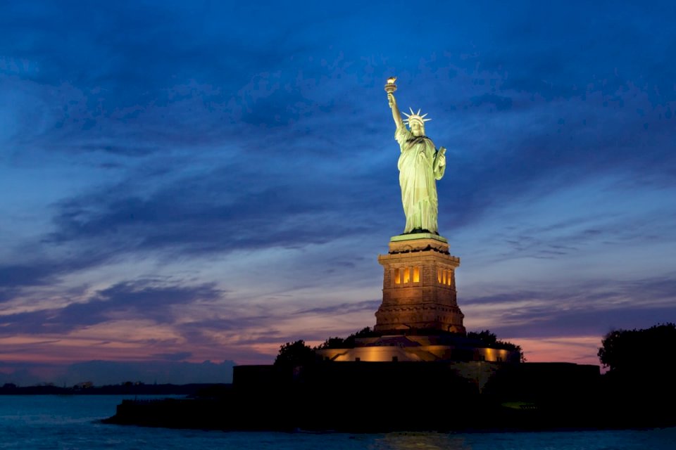 Άγαλμα της Ελευθερίας στο ηλιοβασίλεμα παζλ online