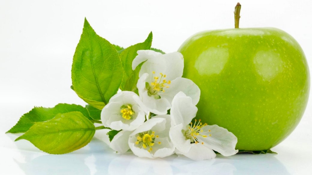 Зеленое яблоко, белые цветы онлайн-пазл