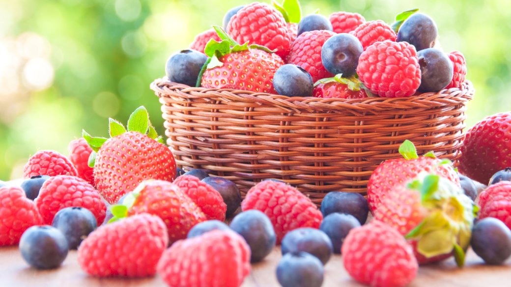 Raspberries, strawberries, blueberries, basket online puzzle
