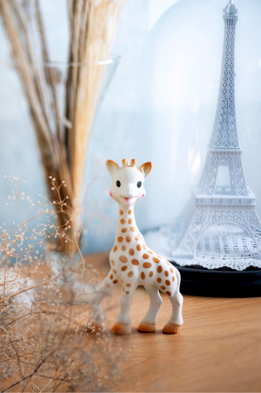 Žirafa Sophie na pozadí Eiffelovy věže skládačky online