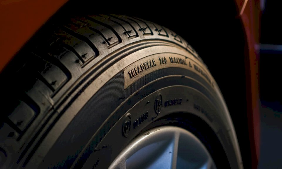 Closeup de neumáticos de goma de alta gama rompecabezas en línea
