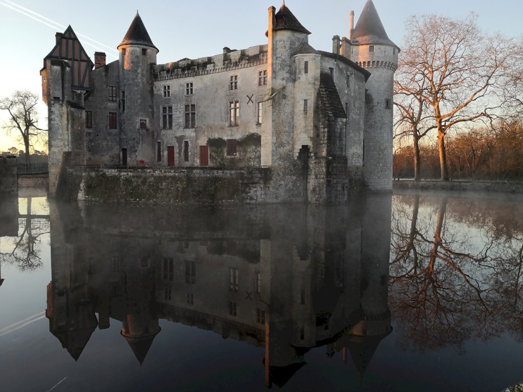 Castle of La Brède jigsaw puzzle online