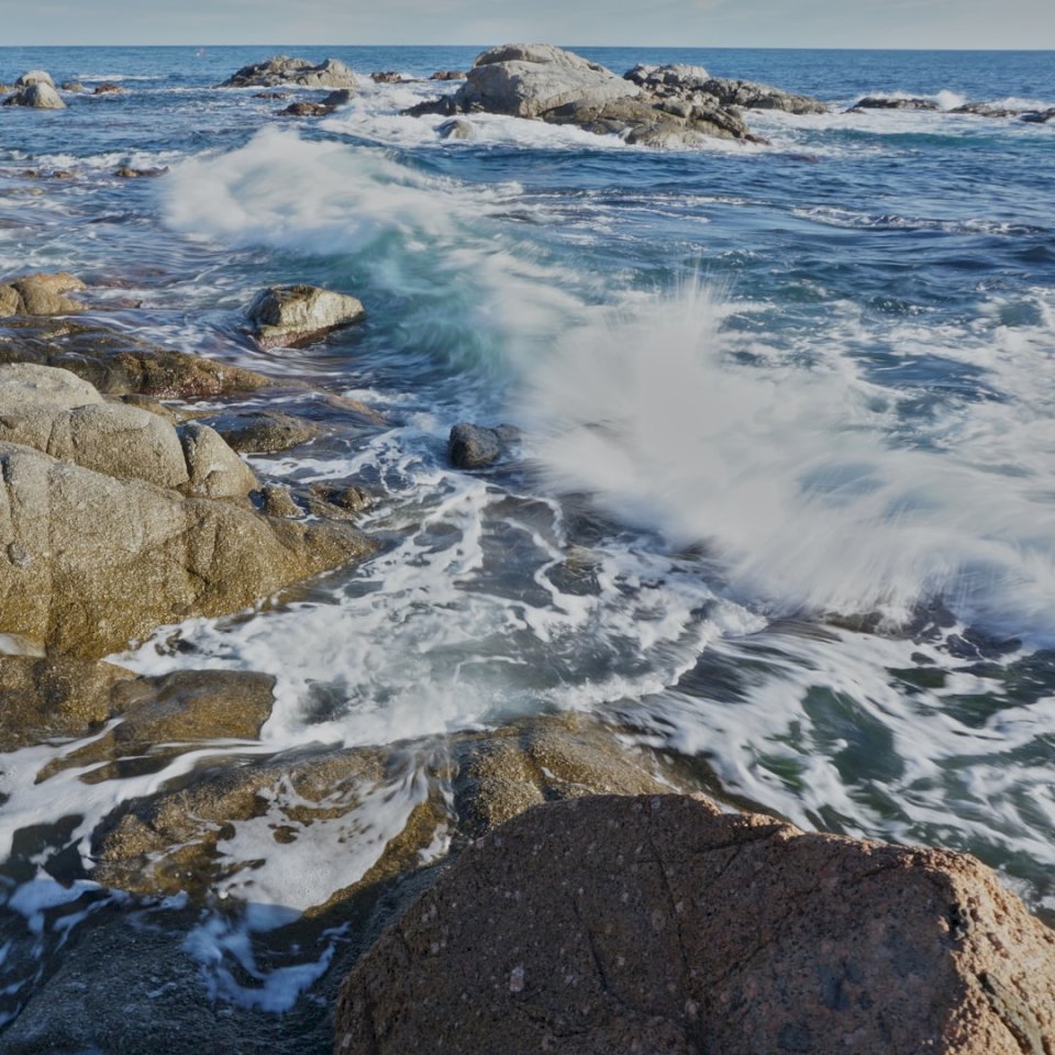 Waves agains the rocks jigsaw puzzle online