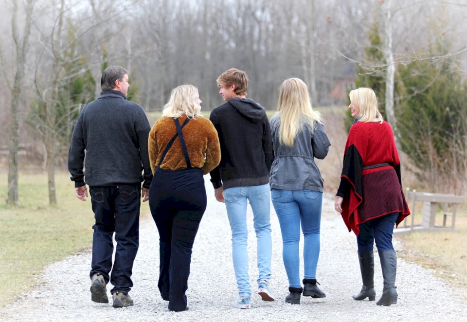 Una familia se ríe mientras camina rompecabezas en línea