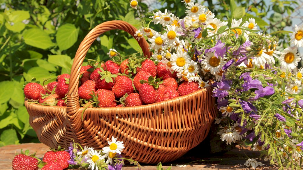 Morangos, cesta, buquê de flores puzzle online