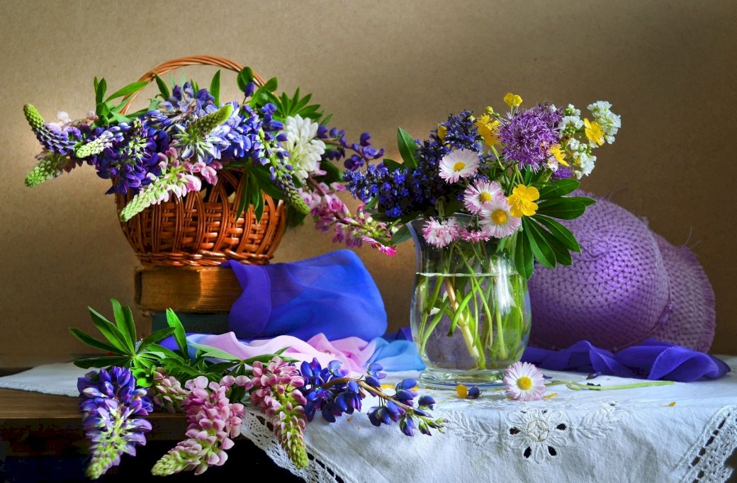 Färgglada buketter av blommor En vas, korg, hatt Pussel online