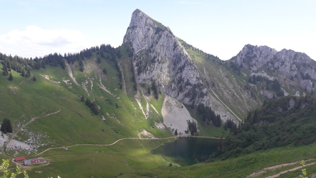 Езеро и планина онлайн пъзел
