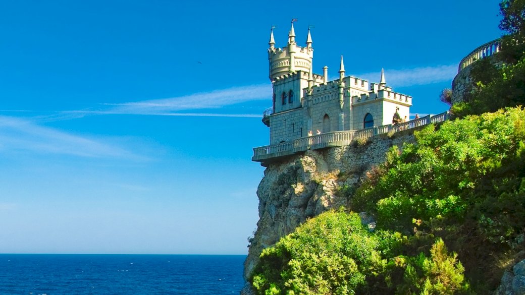 Burg auf einem Felsen am Meer Puzzlespiel online
