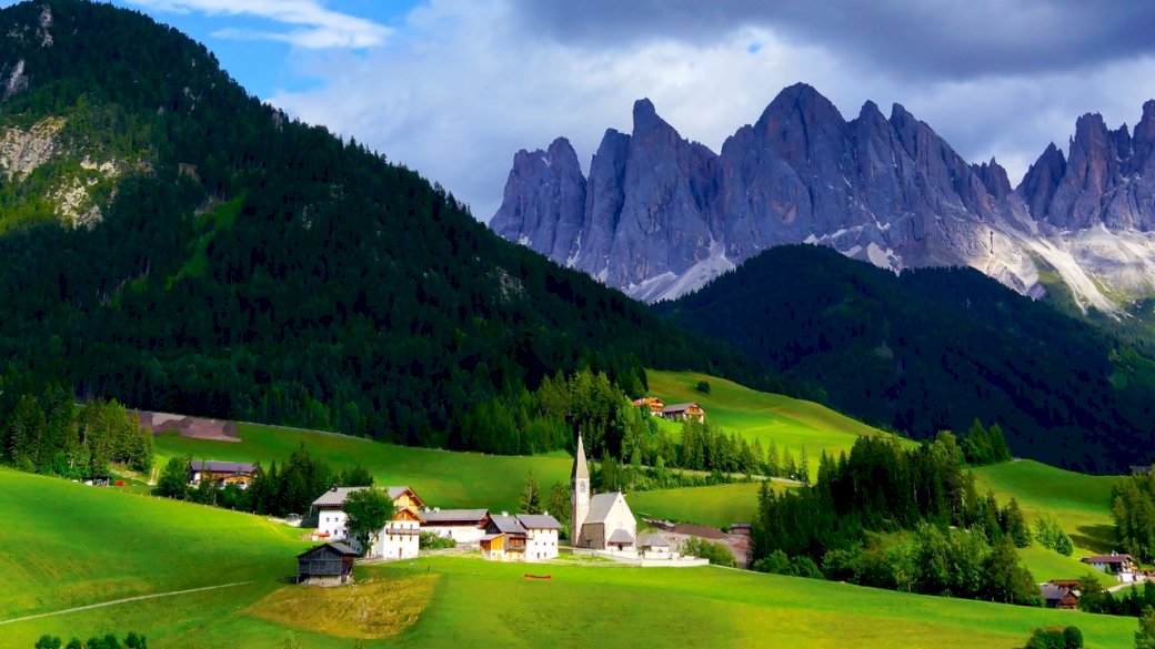 Berge, Gebirgszug, Dorf, Wolken, Gras Online-Puzzle
