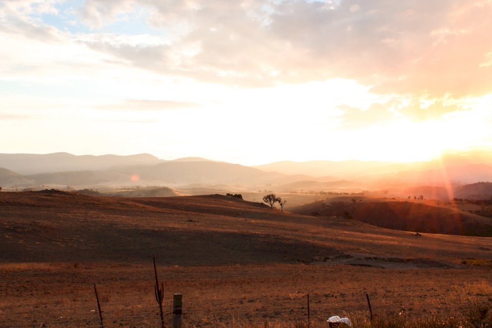 Gouden zonsondergang over heuvels legpuzzel online