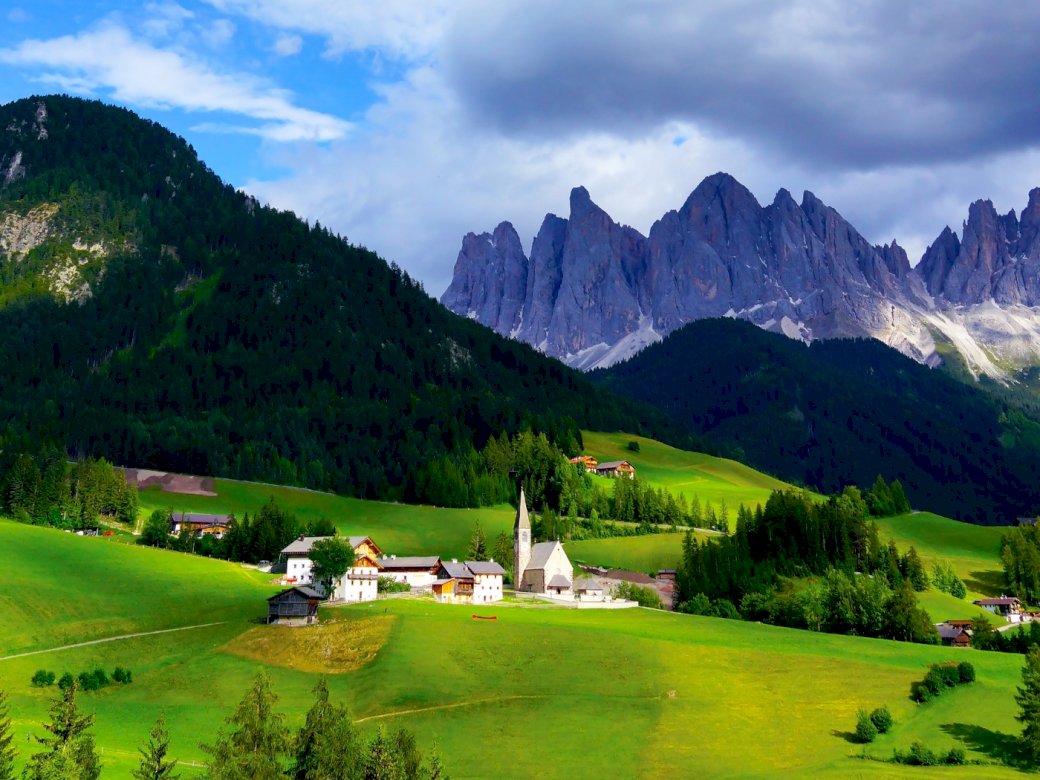 montagne, catena montuosa, villaggio, nuvole, erba puzzle online