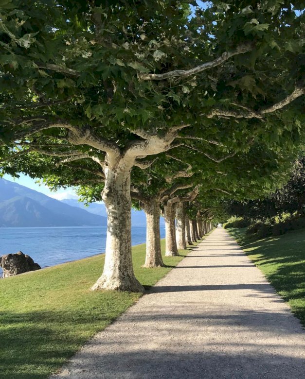 Um caminho de conto de fadas no lago Como na Itália quebra-cabeças online