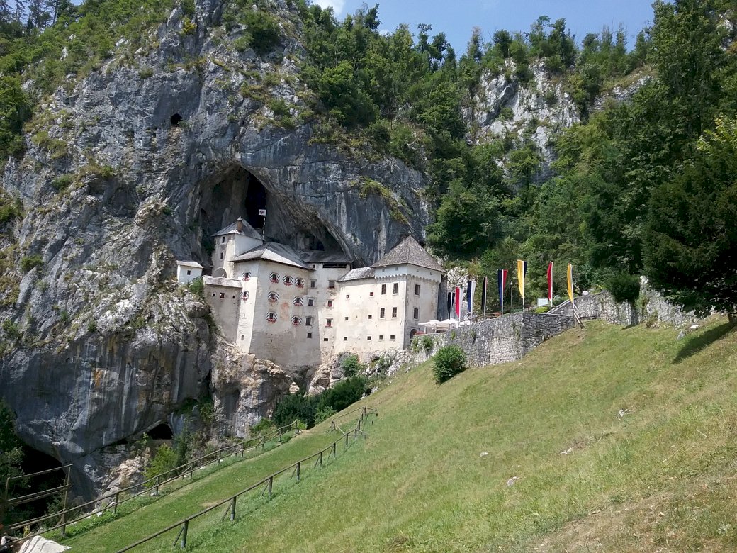 Predjama slott i Slovenien Pussel online