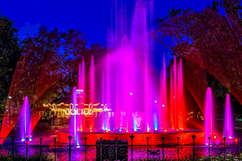 красив фонтан през нощта онлайн пъзел