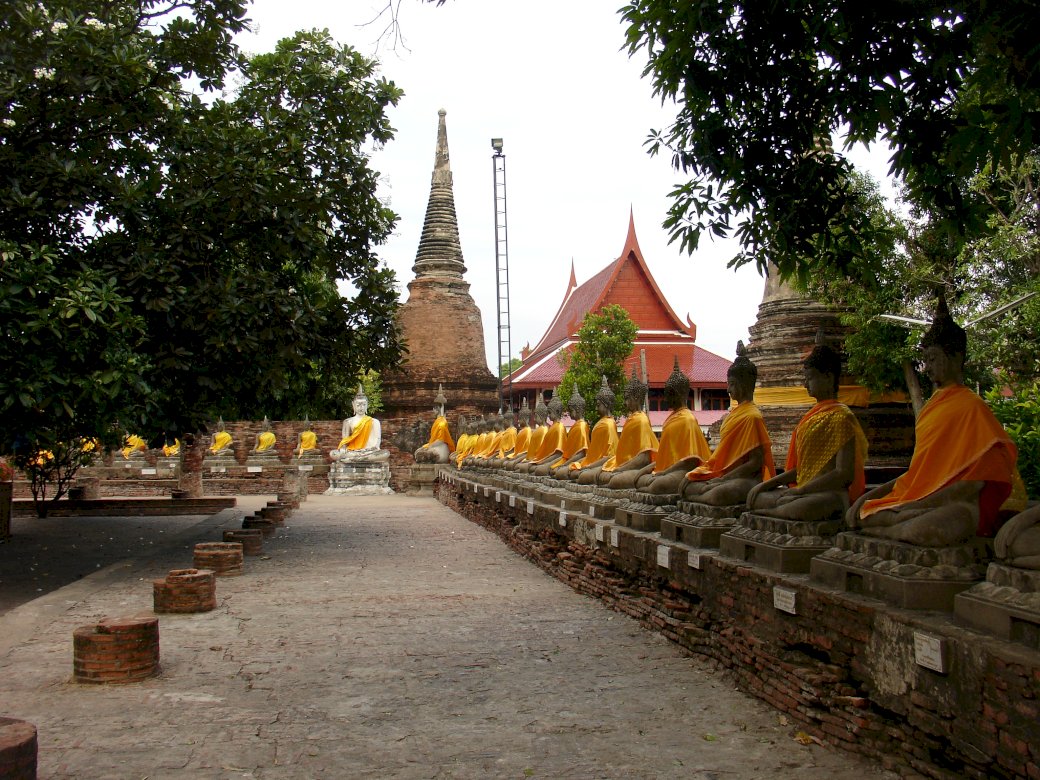 Budas no templo de Ayutthaya puzzle online