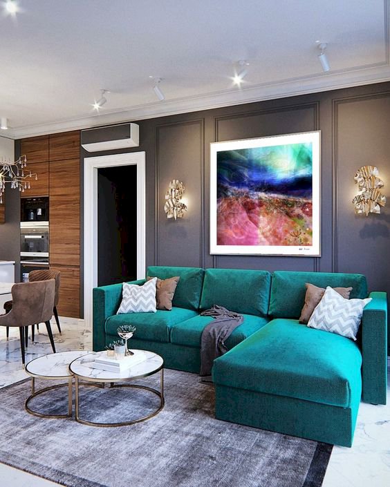 Sala de estar con un colorido sofá rompecabezas en línea