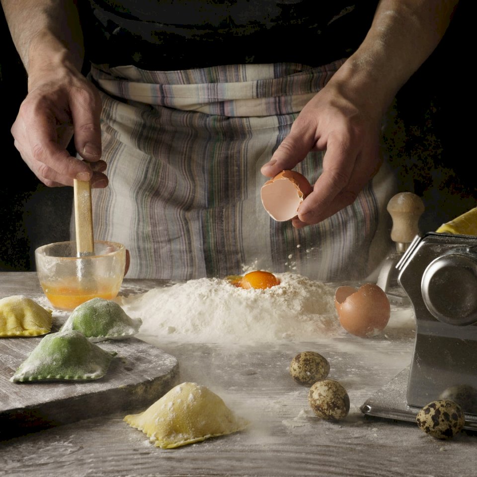 Homem preparando ravioli. Ovos puzzle online