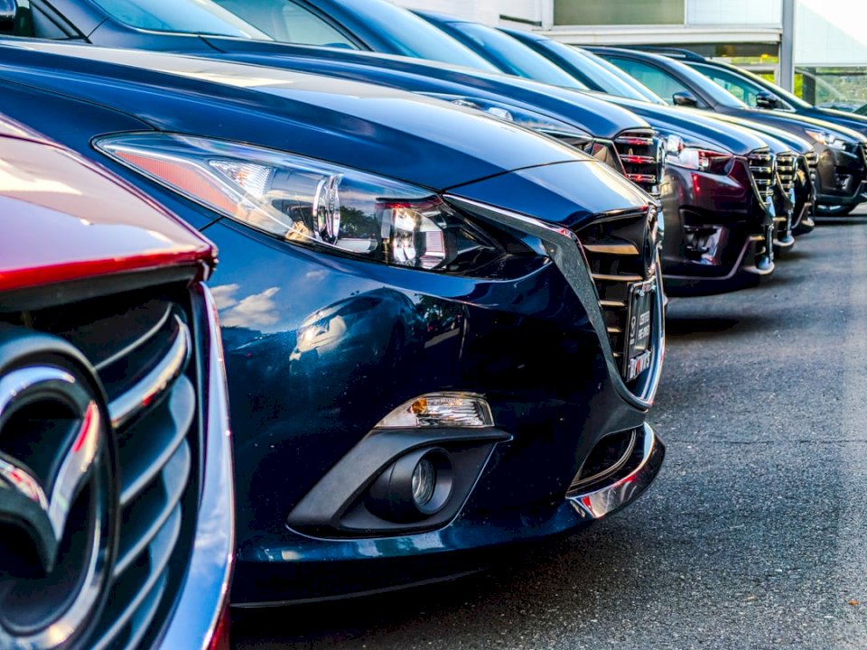 Uma fila de Mazda 3s em um quebra-cabeças online
