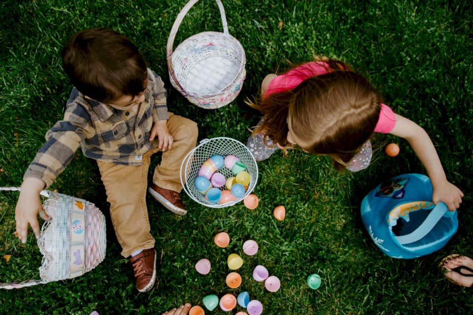 Παιδιά που μοιράζονται Πασχαλινά αυγά online παζλ