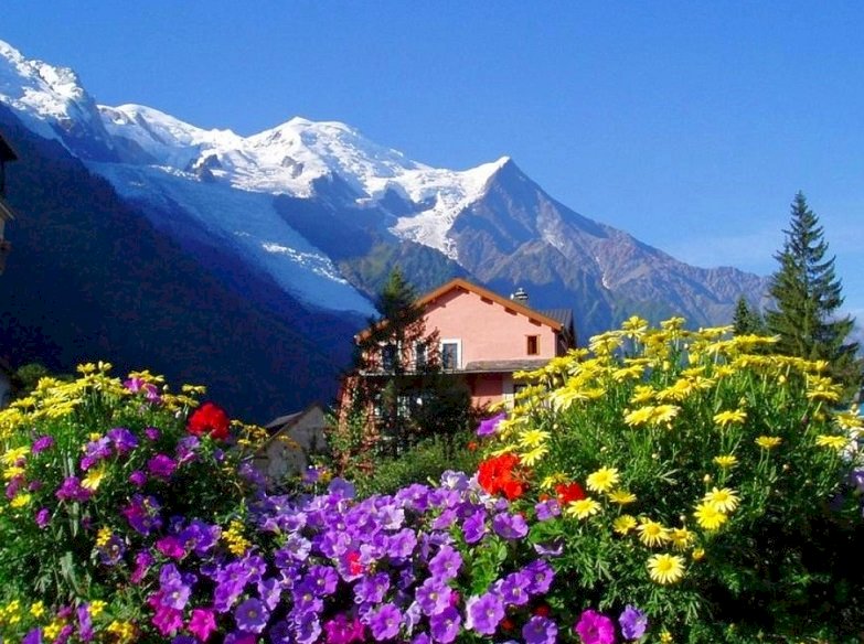 Haus, Blumen, Berge. Online-Puzzle