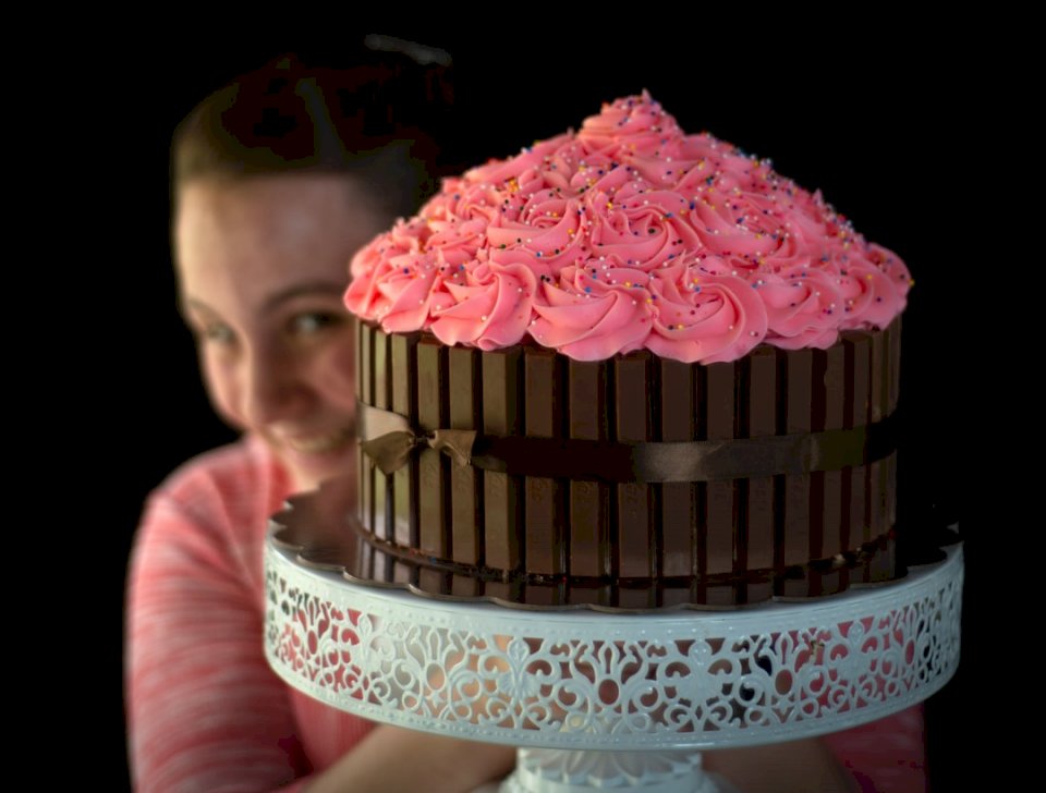 Ροζ παγωμένο κέικ σοκολάτας. παζλ online