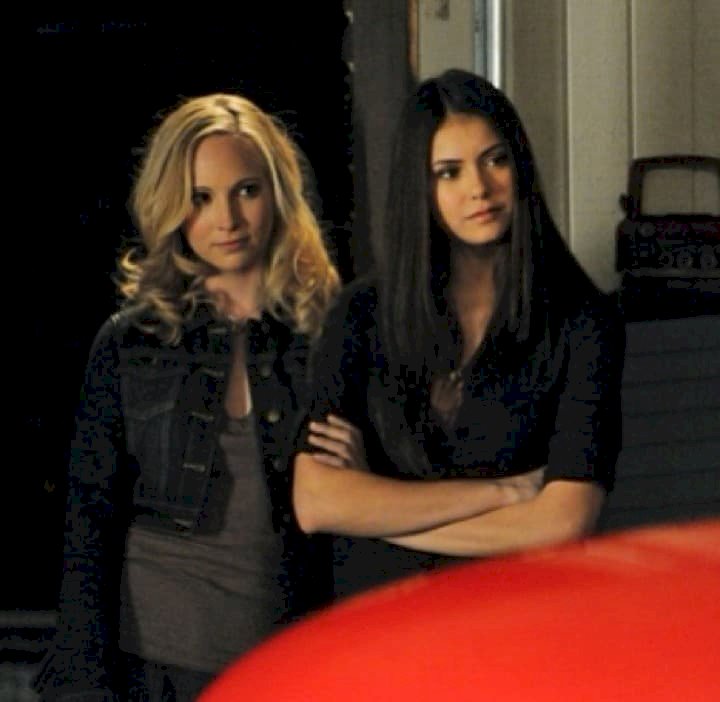 Elena és Caroline online puzzle