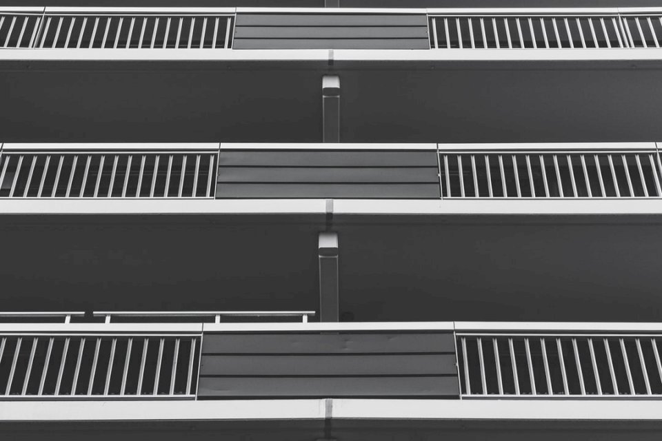Fekete-fehér lapos erkélyek kirakós online