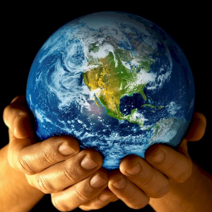 Ruce drží planetu skládačky online
