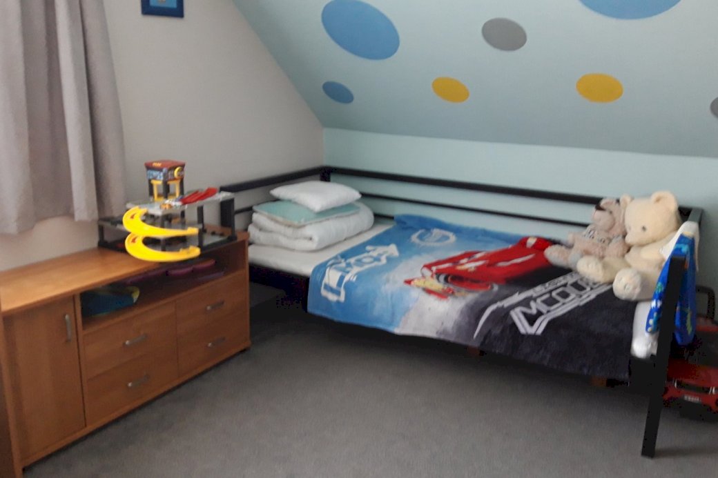 Innenraum eines kleinen Raumes mit einem Bett Puzzlespiel online