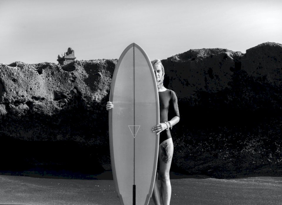 Lady surfer håller henne ny Pussel online