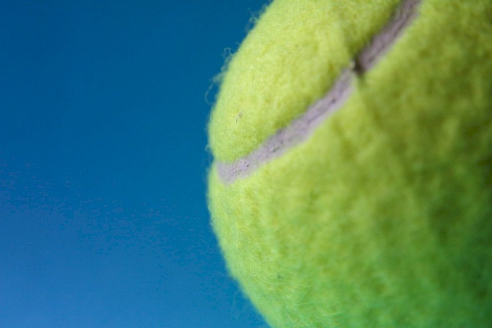 Теннисный мяч синий фон пазл онлайн