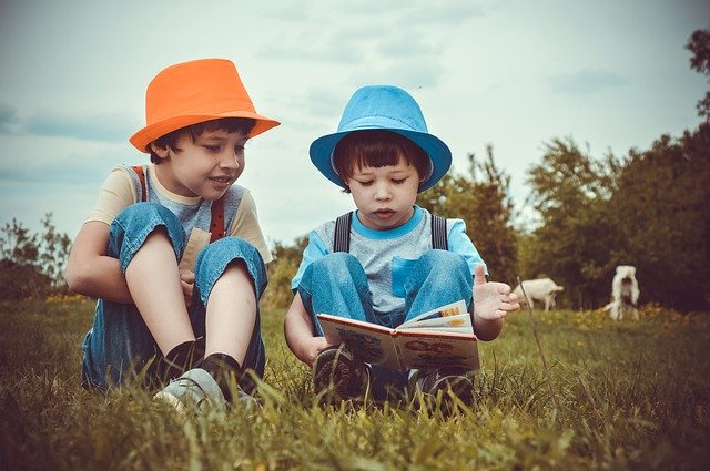 Дети читают сказку онлайн-пазл