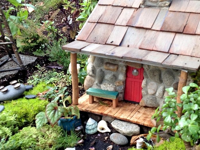 A ház miniatűrje a kertben kirakós online