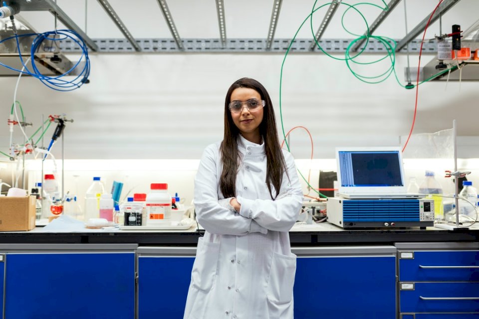 Ingeniero químico femenino en rompecabezas en línea