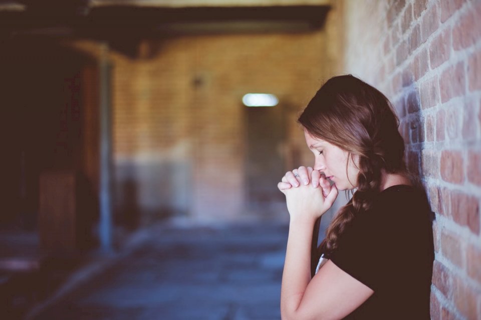 Mujer rezando rompecabezas en línea