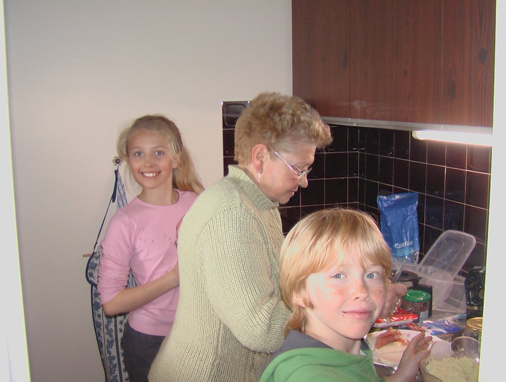 Lorna, Nathan & Granny Pussel online